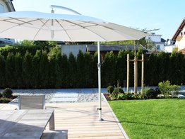 Sonnenschirm, Holzterrasse, Holzdeck, gradliniges Design, Gartentisch, Gartenmöbel, modernes Gartendesign