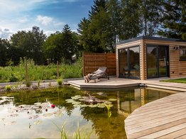Naturteich, Swimming-Teich, Swimming-Pond, Biotop, Teich, exklusives Gartendesign, Holzsteg, Holzdeck, Palmen, Poolhaus