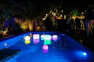 LED-Gartenleuchten, Licht im Garten, Nacht, Traumgarten, exklusives Lichtdesign, Garteninszenierung, Beleuchtung, Beleuchtungsplanung, Poolbeleuchtung, farbige Leuchten