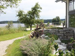 Seeblick, natürlicher Garten, Nutzgarten, Bieneweide, Insektennährpflanzen, Stauden, Trockenmauer
