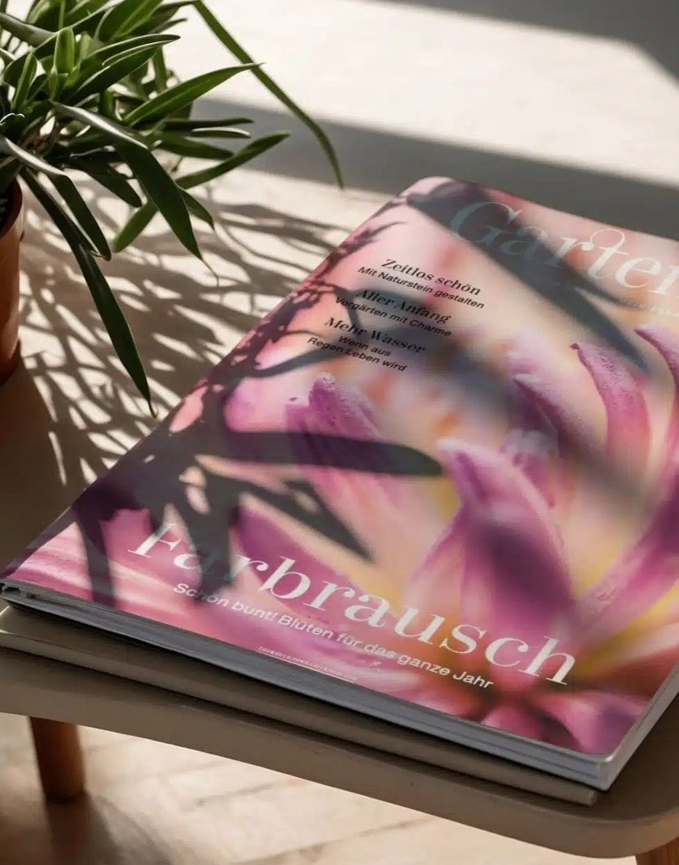 Teaserbild_GatrenArt_980x1251 Cover des GartenArt Magazins mit blauen Blumen und goldenen Akzenten auf lila Hintergrund.
